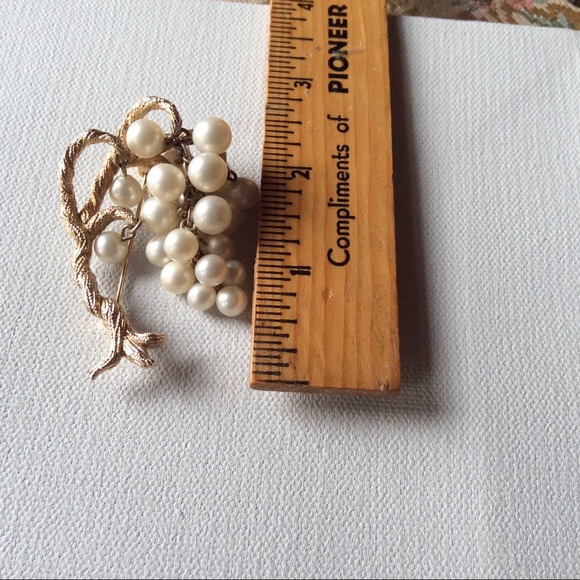 Faux Pearl Bon Bon Cluster Brooch Tree Grapes Vine - Picture 4 of 5